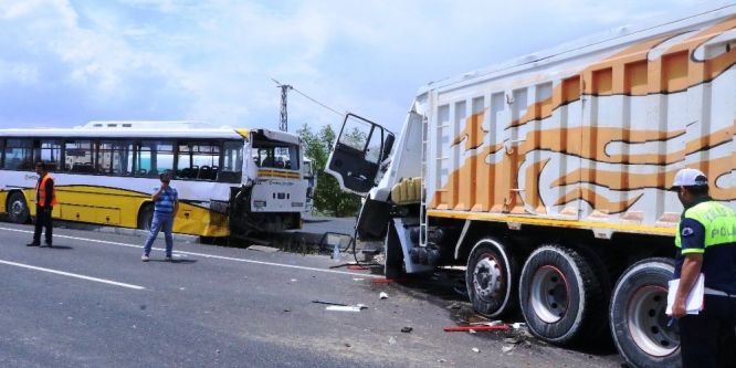 Kamyon yolcu otobüsüne çarptı: 4 yaralı