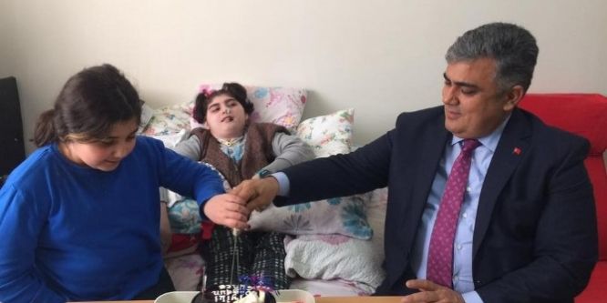 Başkan Özgüven’den, Gülce’ye doğum günü sürprizi
