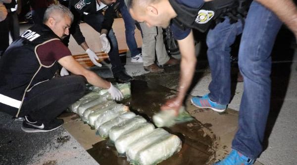 Yakıt deposuna gizlenen 25 kilo esrar ele geçirildi