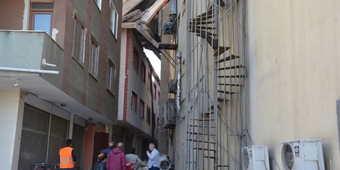 Yıkım çalışması sırasında bina çöktü