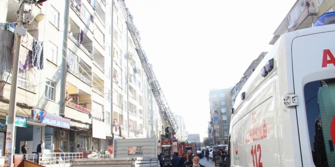 Evi yanan kadın baygınlık geçirdi