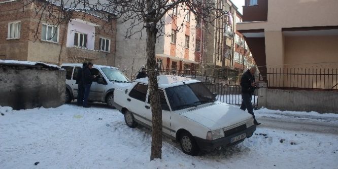Polisin kovaladığı hırsızlar aracı bırakıp kaçtı