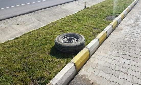 Kamyonetten çıkan lastik savruldu