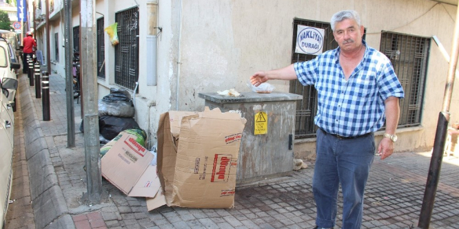 Zamansız atılan çöpler esnafın tepkisine neden oluyor