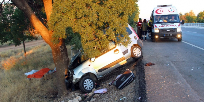 Karaman’da hafif ticari araç ağaca çarptı: 1 ölü, 3 yaralı
