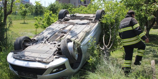 Hafif ticari aracın çarptığı otomobil takla attı: 3 yaralı!
