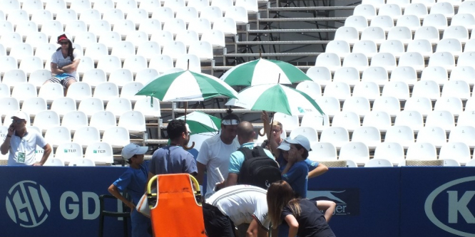 Aşırı sıcaklar tenisçiyi bayılttı