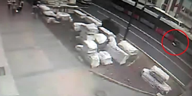 İki tramvay arasında kalarak ölümden dönen motosikletlinin görüntüleri kamerada