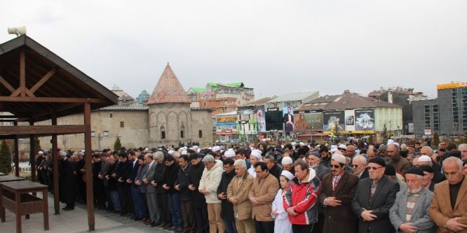 İdlib’de hayatını kaybedenler için gıyabi cenaze namazı kılındı