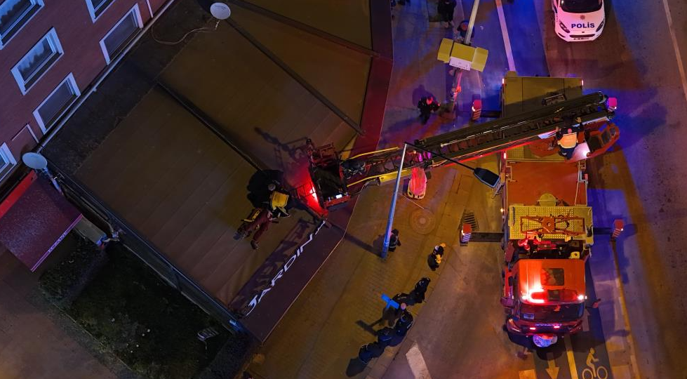 2’nci kattan kafenin tentesine düştü