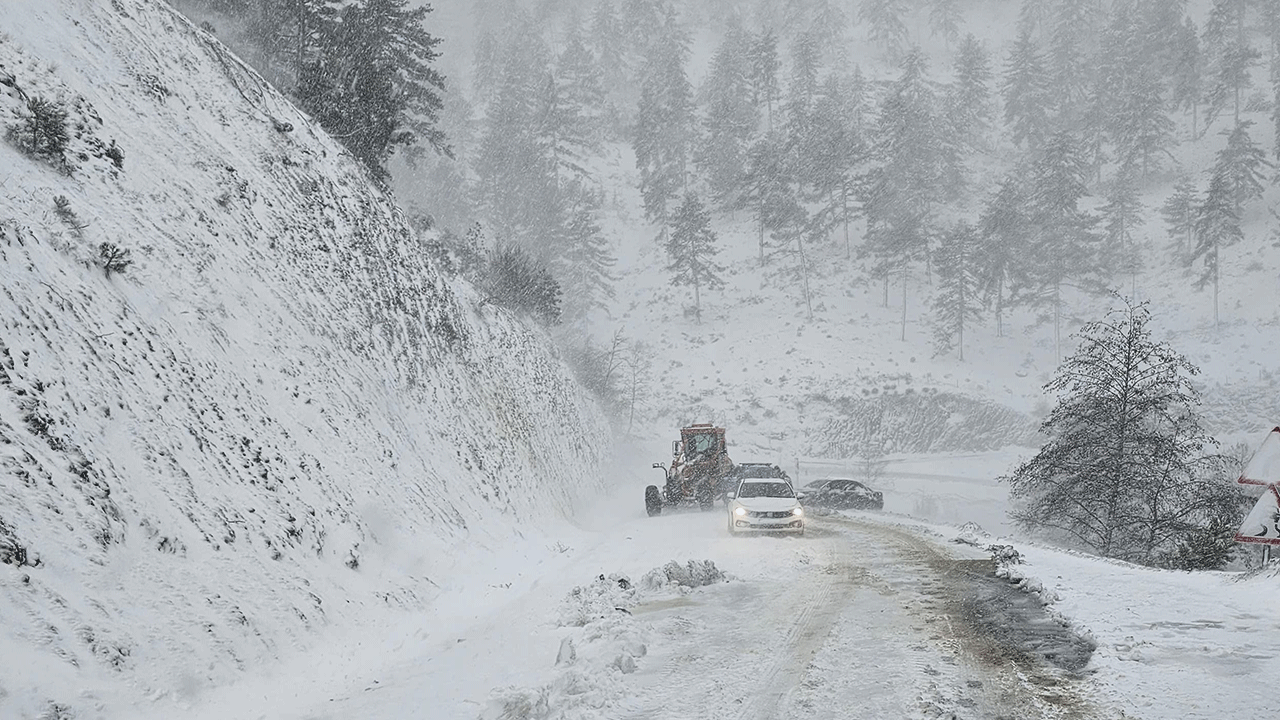 2'si çocuk toplam 5 kişi... Karda mahsur kaldılar