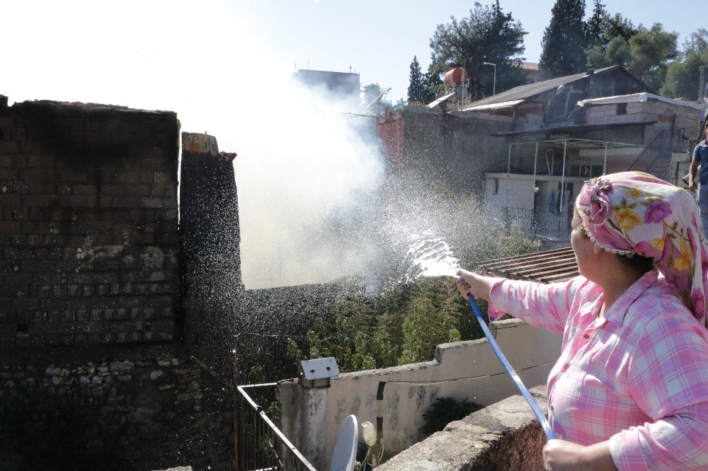 3 ahşap bina yangında kül oldu 