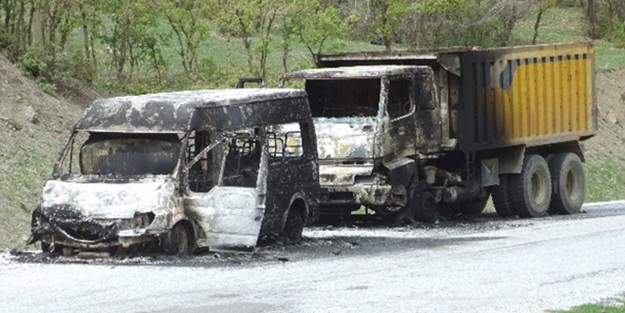 3 araç ateşe verildi 6 kişi de kaçırıldı