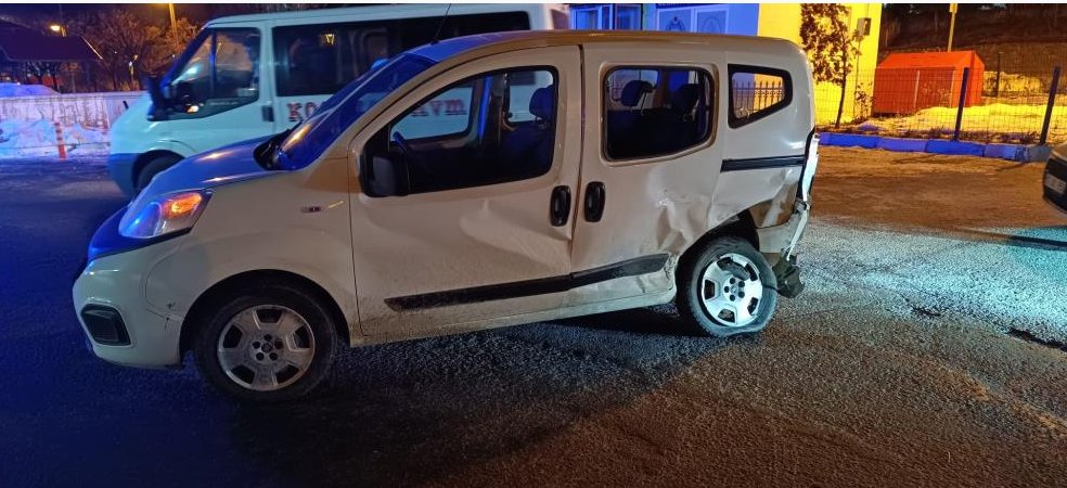 3 araç birbirine girdi çok sayıda yaralı var