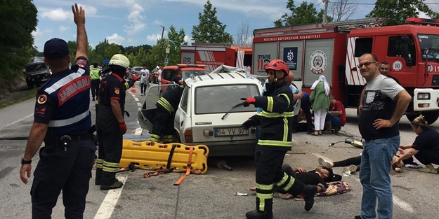  Hurdaya dönen otomobillerde sıkışanların imdadına itfaiye yetişti!