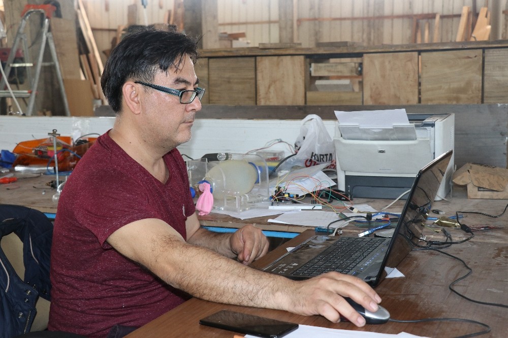 3 ay sabahlara kadar çalışarak taşınabilir solunum cihazı üretti 