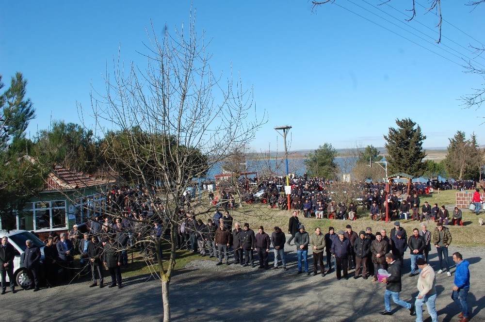 3 bin kişi yağmur duası için toplandı 