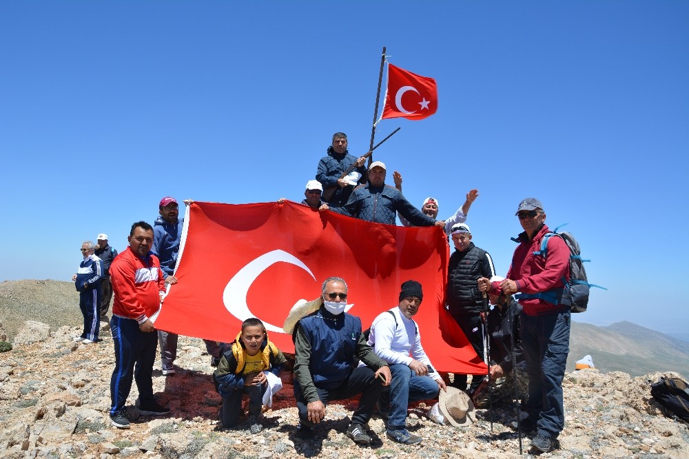 3 bin metre rakımlı Eren Dağı’na doğa yürüyüşü 
