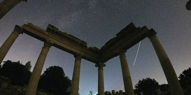 3 bin yıllık Stratonikeia antik kentinde meteor yağmuru şöleni böyle görüntülendi
