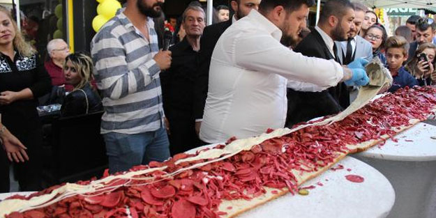 3 buçuk metrelik sandviç görenleri şok etti