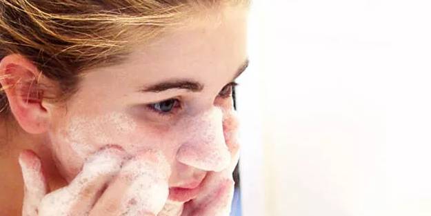 3 dakikada kırışıklıklarınızı açacak cilt maskesi