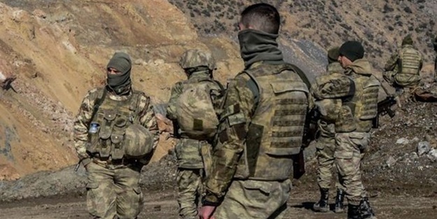 Askerleri gözetlerken suçüstü yakalandılar