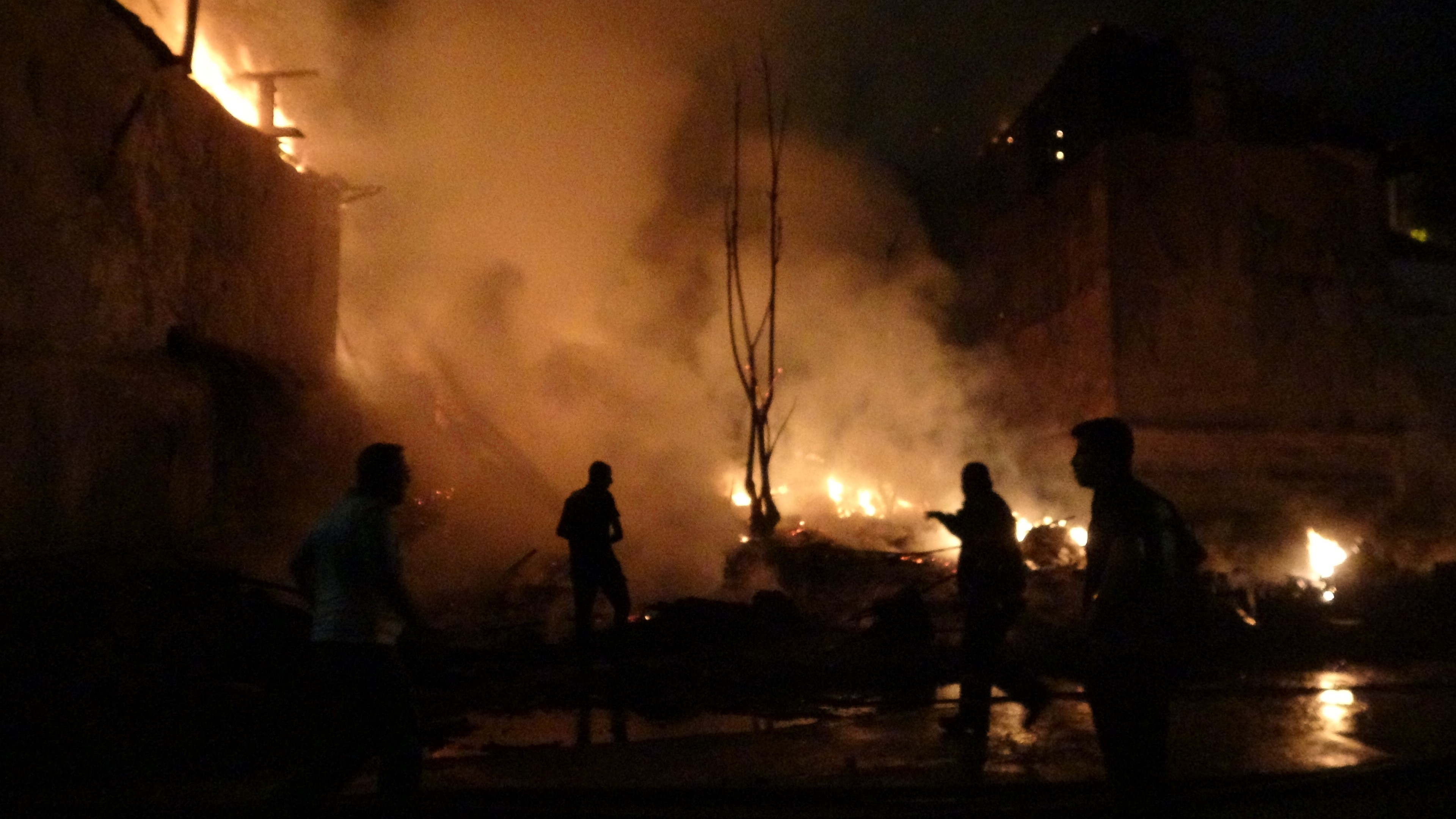 3 ev alevlere teslim oldu