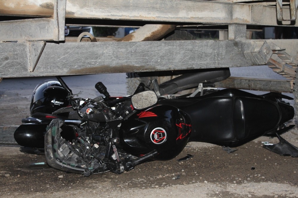 3 gün önce aldığı motosikletle traktörün altında kaldı 
