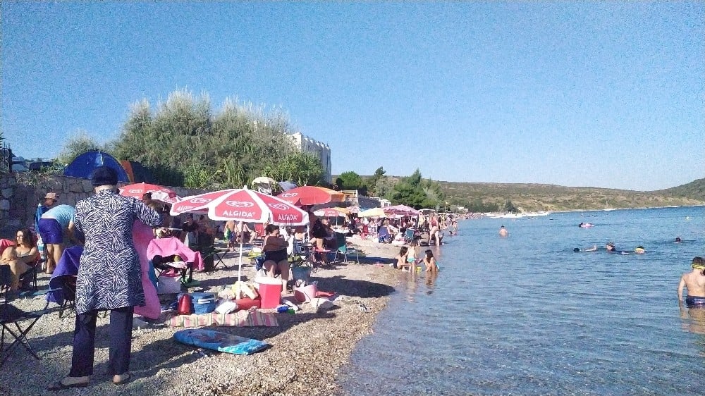 3 gün tatili fırsat bilenler plajlara akın etti 