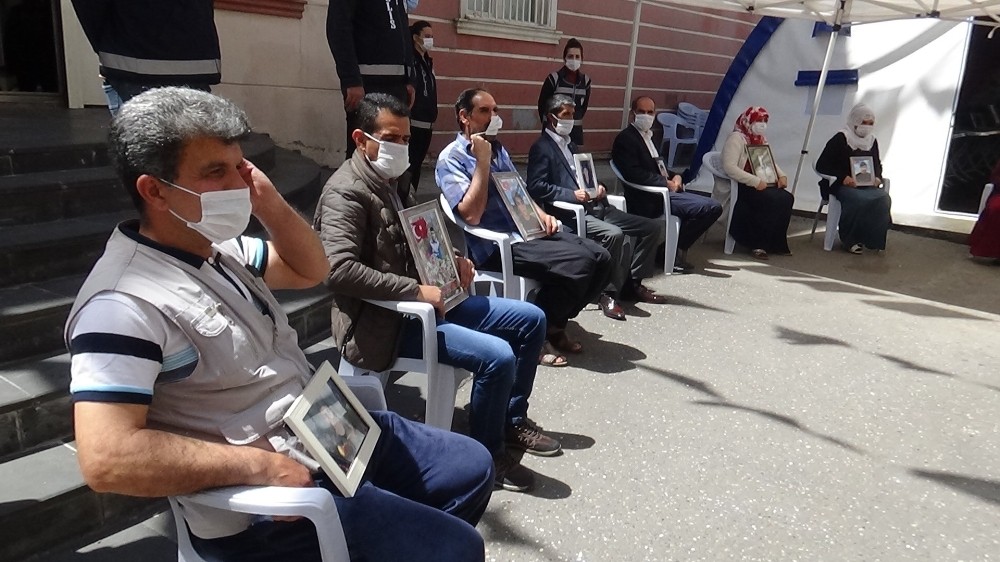 3 günlük sokağa çıkma kısıtlaması kalktı, evlat nöbetindeki aileler HDP önüne koştu 
