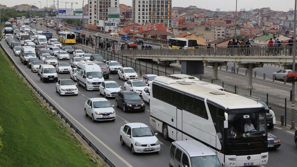 3 günlük tatil E-5'te trafiği durma noktasına getirdi