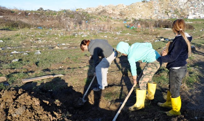 3 hayvansever kendilerine mezar kazdı