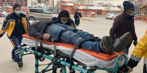 3 işçi fabrikanın çatısından düştü!