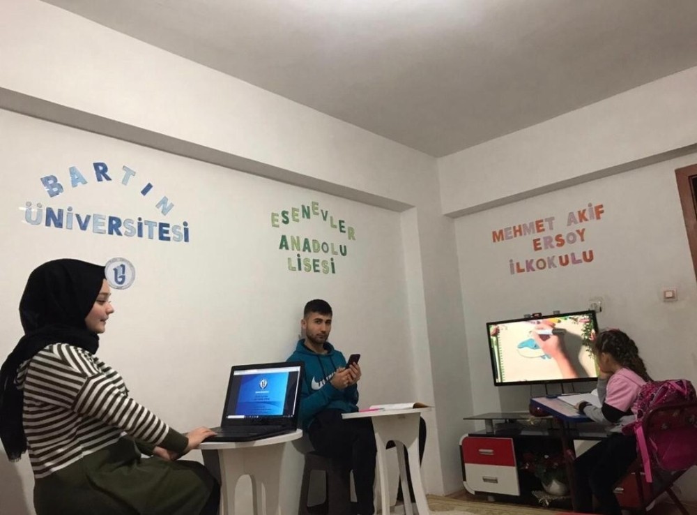 3 kardeşin uzaktan eğitimdeki özverisi büyük beğeni topladı 