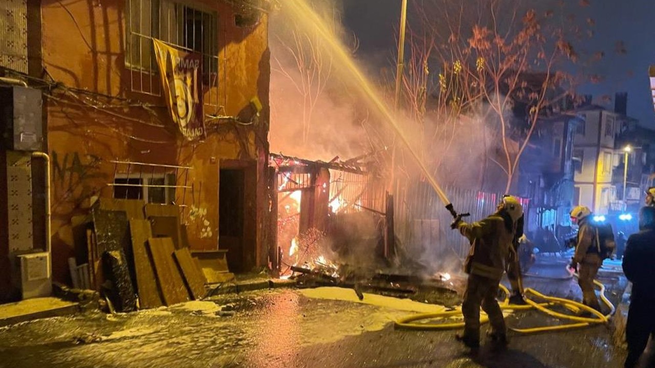 3 katlı ahşap bina alev alev yandı! O anlar kamerada