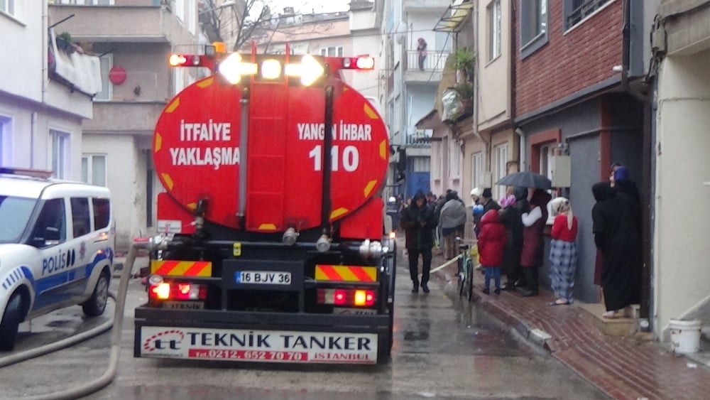 3 katlı apartman alevlere teslim oldu 