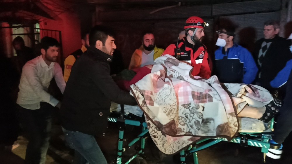 3 katlı binada çıkan yangın mahalleliyi sokağa döktü 