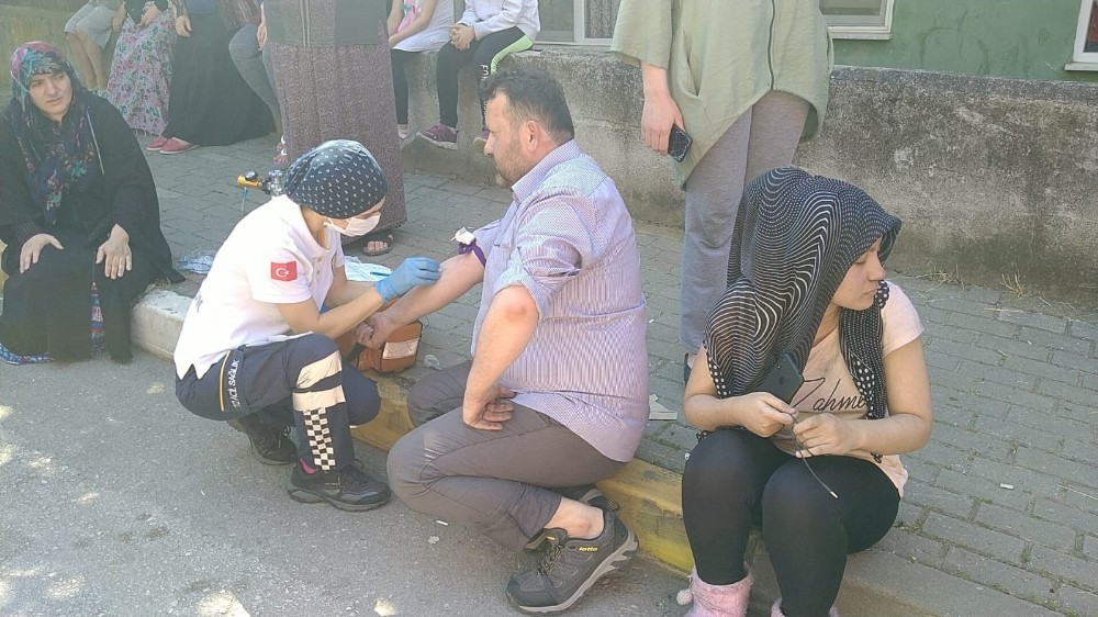 3 katlı binada çıkan yangında 2 kişi dumandan etkilendi 