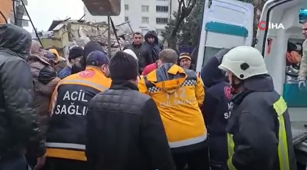 3 katlı binadan 4 cenaze çıkarıldı