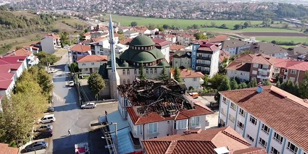 3 katlı binanın çatısı yandı! Müdahale havadan görüntülendi