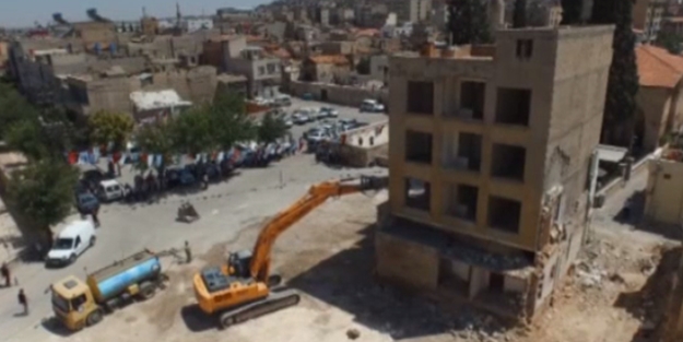 3 katlı binanın yıkımı korkuttu - VIDEO