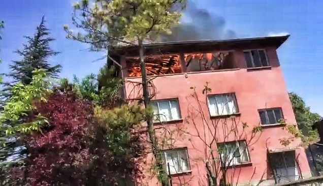 3 katlı evin çatı katı alevlere teslim oldu 