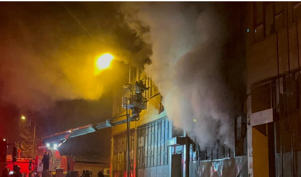 3 katlı tekstil atölyesi alevlere teslim oldu