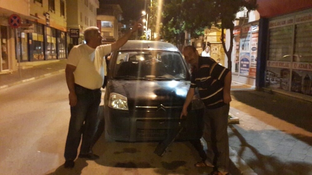3. kattan park halindeki aracın üzerine düşen çocuk yaralandı 