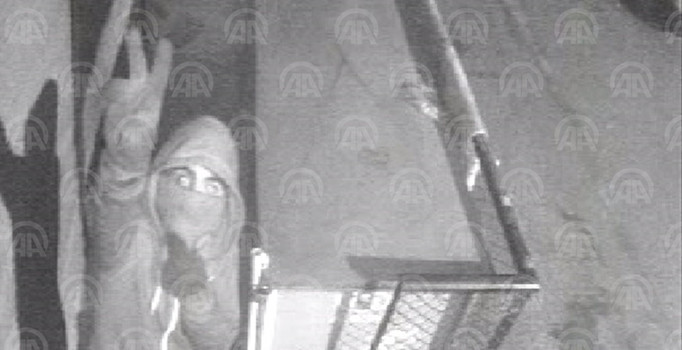 3 Kişi 'zafer işareti' yapıp market soydu