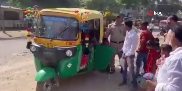 3 kişilik araçtan bakın kaç kişi çıktı! Görüntü sosyal medyada viral oldu