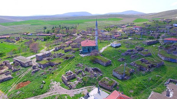 3 kişilik köyde tek rakibi eşi