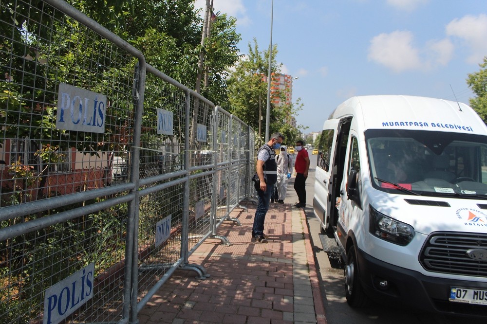 3 kişinin korona virüs testleri pozitif çıkınca, 25 kişinin yaşadığı 4 müstakil ev karantinaya alındı 