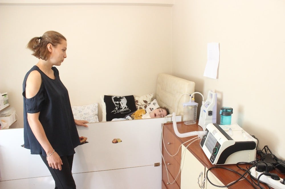 3 makineye bağlı hasta çocuğa Çin işkencesi 