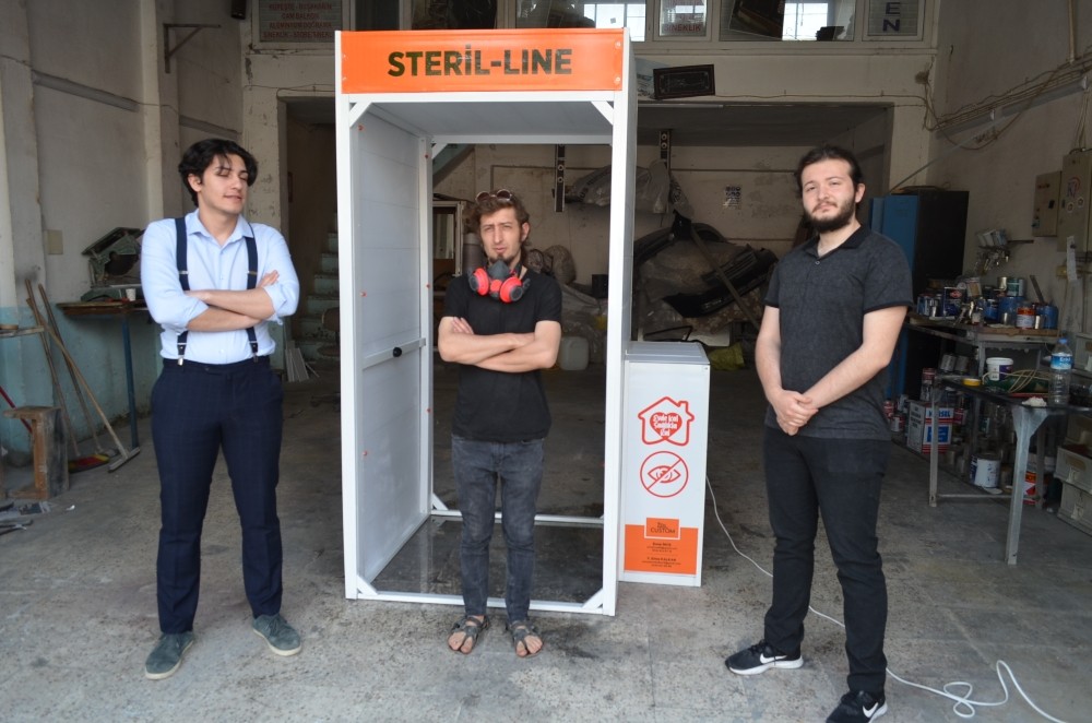 3 öğrenci 30 litreyle 700 kişi dezenfekte edebilen kabin üretti 